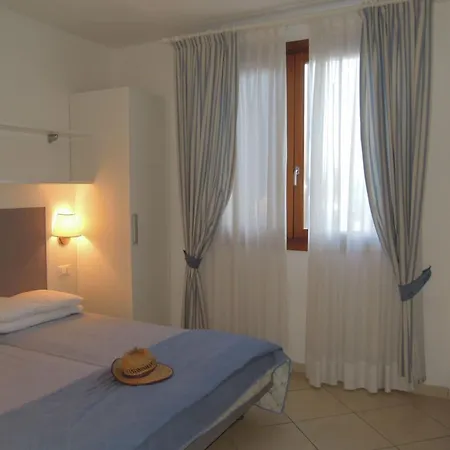 Modern Three Flat With Pool 公寓