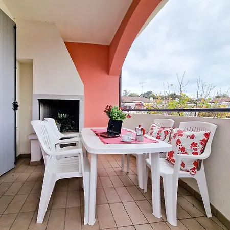 Modern Three Flat With Pool Apartamento *