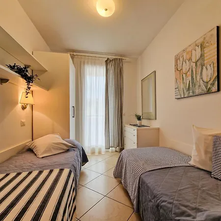 Modern Three Flat With Pool Apartamento