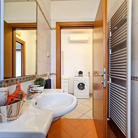 Modern Three Flat With Pool 比比翁