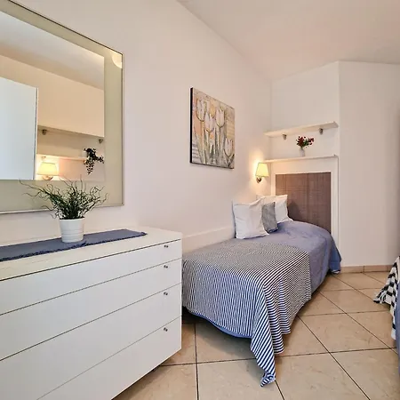 Modern Three Flat With Pool * 比比翁