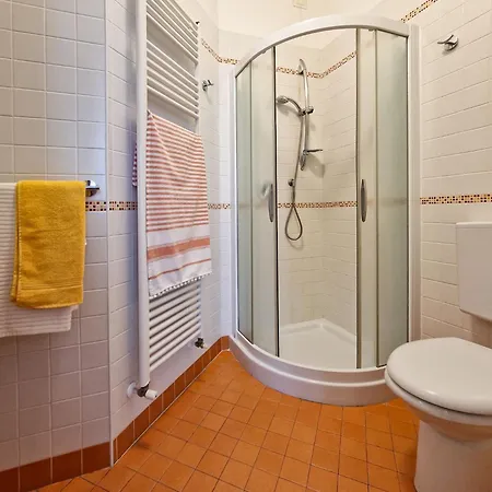 Modern Three Flat With Pool * 比比翁