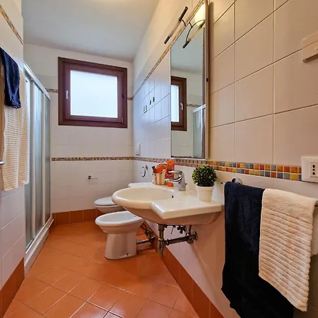Modern Three Flat With Pool 公寓