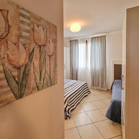 Modern Three Flat With Pool 比比翁